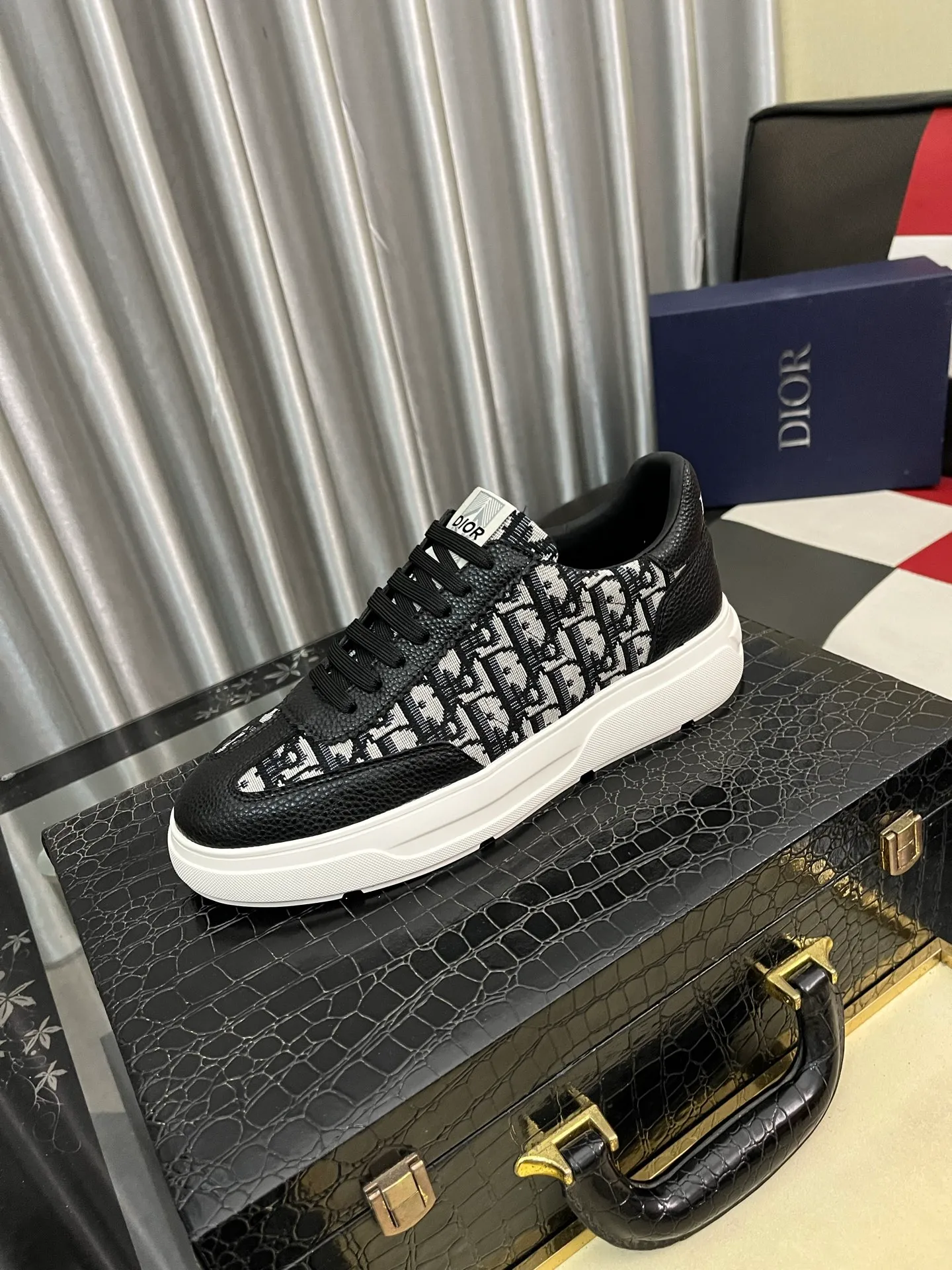Men's shoes💰: 420⌚️⌚️[Dior] Dior's new men's genuine leather casual shoes, the highest version on the market, any comparison is welcome🆚! The original leather has excellent texture and is super high-end! Fetal sheep net lining imported from Italy, removable pad! Luxurious materials and fine workmanship, highly recommended! Code number: 38-444⃣️Color optional